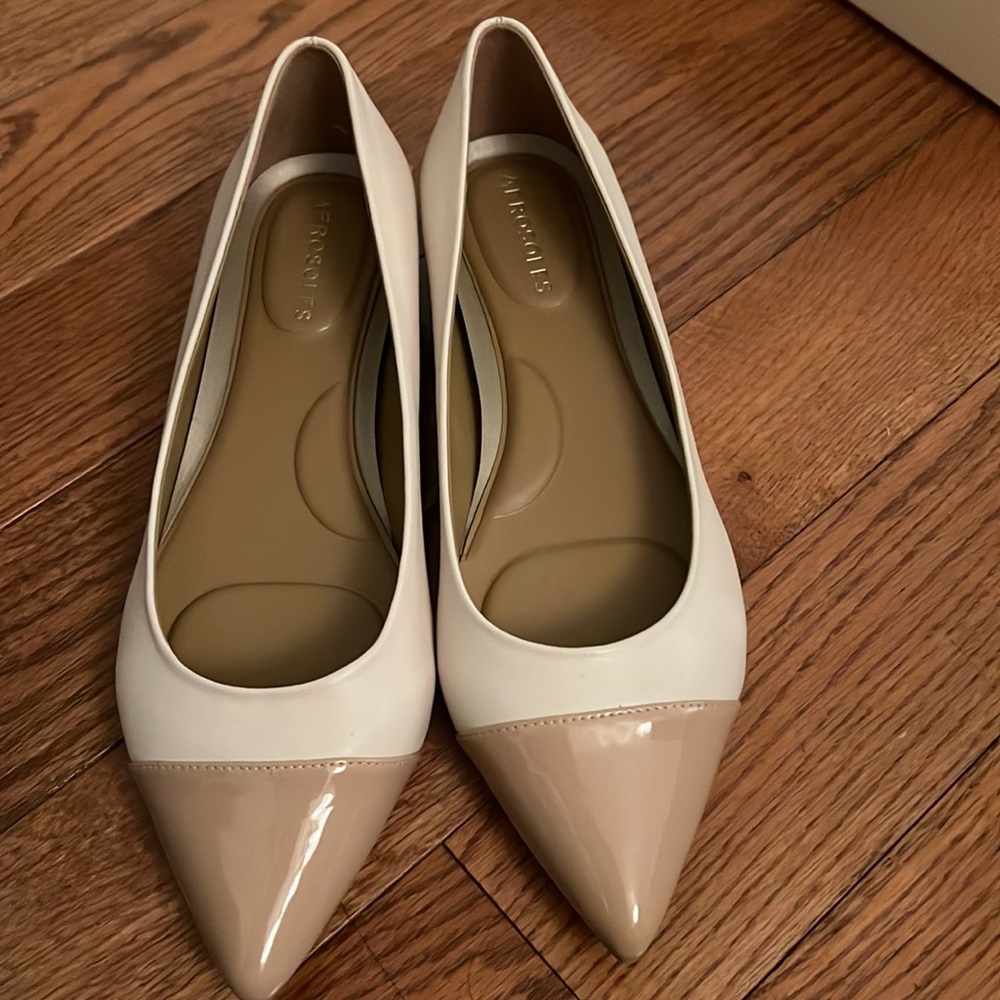 NWOT Aerosoles Farmingdale Beige/White Contrast Toe Flat, Size 8W